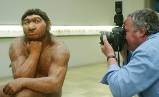 Le cerveau de l'homme de Neandertal et celui de l'homme moderne, similaires à la naissance, avaient un développement très différent dès la première année de la vie, selon une étude qui dément l'idée selon laquelle les deux espèces avaient des capacités mentales comparables.
