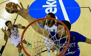 Jofrrey Lauvergne et Hamed Haddadi se sont livrés une rude bataille lors du match France-Iran, finalement remporté par les Bleus (81-76), le 4 septembre 2014, lors du Mondial de basket.
