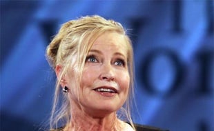La veuve de Patrick Swayze, Lisa Niemi, parle de son deuil lors de la Conférence des femmes 2009, à Long Beach, le 27 octobre 2009.