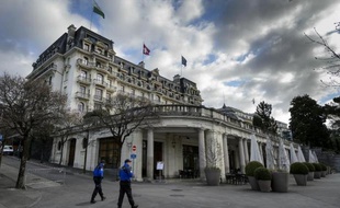 Des policiers suisses surveillent le 1er avril 2015 les accès à l'Hôtel Beau-Rivage de Lausanne où se déroulent les négociations sur le nucléaire iranien