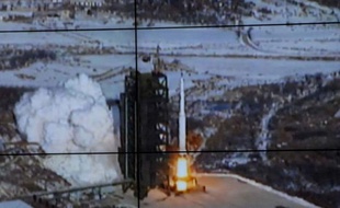 L'ambassadeur chinois Li Baodong n'a pas parlé à la presse après le Conseil. Dans sa première réaction au tir nord-coréen, la Chine avait soufflé le chaud et le froid, appelant Pyongyang à "respecter les résolutions" de l'ONU puis défendant son droit à explorer l'espace.