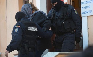 Un Israélien et une Roumaine, représentants d'une clinique privée de Bucarest et accusés de trafic d'ovocytes, ont été placés en détention préventive en Roumanie, a-t-on appris jeudi de source judiciaire.