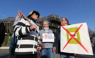 Des militants anti Linky réunis devant le tribunal correctionnel de Rennes le 18 avril 2018 en marge d'une audience en référé.