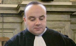 La Cour d'appel de Pau a remis en liberté vendredi Franck Lasserre, accusé d'avoir poignardé à mort celui qu'il croyait être l'amant de sa femme, estimant que ses droits avaient été violés faute pour son avocat d'avoir pu accéder au tribunal lors d'une audience le concernant.