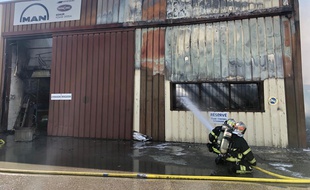 Un entrepôt de stockage de moteurs de bateaux est parti en feu à Carros.