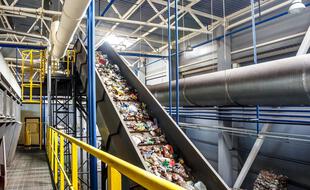 Les déchets plastiques peuvent être extrudés, fondus puis moulés, ou transformés en molécules d’intérêt industriel