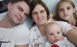 Liliia, entourée de son mari et de leurs deux enfants, Uliana et Nikita, né en France, est retournée en Ukraine en novembre après huit mois passés en France.