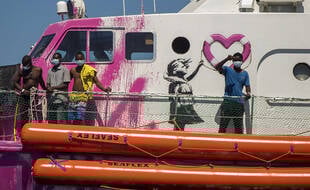 Le street artist Banksy a affrété un navire pour venir en aide aux migrants en Méditerranée.