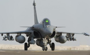 Dans le cadre d'une action internationale contre le groupe Etat islamique, l'un des deux Rafale français rentre de sa mission, en septembre 2014
