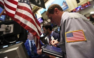 La Bourse de New York a ouvert en baisse mardi, préoccupée par des indicateurs mitigés sur le marché de l'immobilier aux Etats-Unis, et soucieuse pour la croissance chinoise: le Dow Jones cédait 0,44% et le Nasdaq 0,61%.