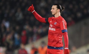 Le Paris SG, endeuillé et peu à son aise, a toutefois réagi avec son coeur et le 19e but d'Ibrahimovic (1-0) lui permet de reprendre la place de leader du classement et d'infliger à Bordeaux son 1er revers de la saison à domicile dimanche lors de la 21e journée