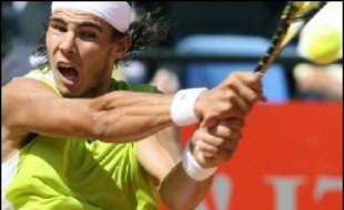 Les forfaits coup sur coup du Suisse Roger Federer et de l'Espagnol Rafael Nadal, N.1 et N.2 mondiaux, ont privé lundi le tournoi de tennis sur terre battue de Hambourg (nord) de ses deux têtes d'affiche.