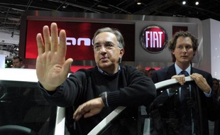 Les marchés et l'Italie ont applaudi jeudi l'accord de rachat à 100% par le groupe automobile Fiat de son partenaire américain Chrysler, qui balaie d'un coup des mois d'incertitudes et ouvre la voie à une fusion transatlantique.