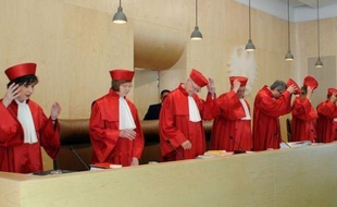 La Cour constitutionnelle allemande a commencé à examiner mardi une série de plaintes contre la ratification du fonds de secours européen MES, qui pourrait compliquer le sauvetage de la zone euro.