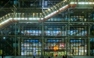 Le Centre Pompidou, de nuit, à Paris.