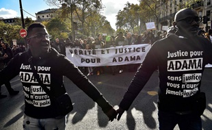 Paris, le 5 novembre 2015. - 800 manifestants ont défilé pour demander «justice pour Adama Traoré», ce samedi, à Paris.