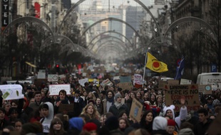 Des milliers de jeunes défilent lors d'une manifestation contre le changement climatique à Bruxelles, le jeudi 31 janvier 2019.