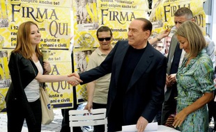 L'ex-chef du gouvernement italien Silvio Berlusconi a apporté sa signature samedi à une pétition pour réclamer une réforme de la justice, alors qu'il cherche à éviter une expulsion du Sénat après sa condamnation.