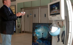 John Lasseter joue au jeu vidéo «La princesse et la grenouille».