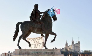 Les 67 militants opposés au mariage homosexuel qui ont passé la nuit de dimanche à lundi en garde à vue à Paris ont été libérés lundi après-midi après un rappel à la loi, a annoncé à l'AFP une source judiciaire.