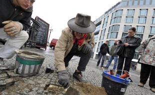 Un "pavé de la mémoire" est placé dans une rue de Berlin par l'artiste Gunter Demnig, le 27 mars 2010