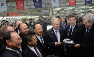 Jean-Marc Ayrault, a appelé samedi en Chine les acteurs de l'économie française à mieux "vendre la marque France" en sachant répondre aux "besoins des consommateurs de la scène mondiale", prenant exemple sur le constructeur automobile PSA-Citroën allié depuis des années au constructeur chinois Dongfeng.