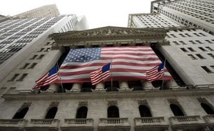 Wall Street a terminé dans le rouge jeudi, la publication de données mitigées sur l'économie américaine et une réunion sans surprise de la Banque centrale européenne freinant l'enthousiasme des investisseurs: le Dow Jones a cédé 0,31% et le Nasdaq 0,11%.