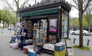 Un kiosque à Paris, le 16 avril 2013