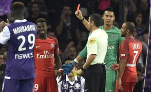Serge Aurier, expulsé par l'arbitre Franck Schneider lors du match de Ligue 1 entre le TFC et le PSG, le 23 septembre 2016 à Toulouse.