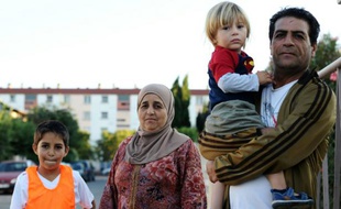 Une faille de réfugiés venus de Homs en Syrie installés dans un immeuble promis à la démolition à Toulouse en France, le 11 septembre 2015