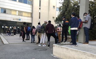Des étudiants de l'université d'Aix-Marseille attendent une distribution de colis alimentaires.