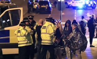 Les secours prennent en charge des spectateurs après une explosion à la salle de concerts Manchester Arena, le 22 mai 2017.
