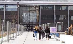 Le lycée Nelson-Mandela sur l'île de Nantes, le dernier construit en Pays de la Loire.