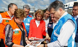 La présidente du Brésil, Dilma Rousseff, a interrompu ses vacances pour survoler vendredi une région du sud-est inondée après les fortes pluies des 15 derniers jours qui ont fait 40 morts et plus de 70.000 déplacés ou sans abris.
