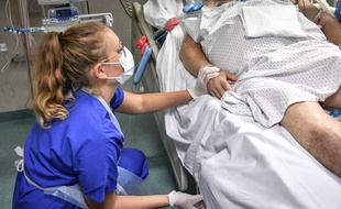 Un patient dans le service des soins intensifs de l’hôpital Pellegrin à Bordeaux, le 22 septembre 2020.