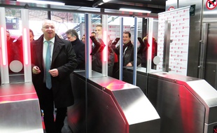 Damien Castelain, président de la Métropole de Lille, inaugure les portillons de sécurité du métro, le 30 novembre 2017 (archives.