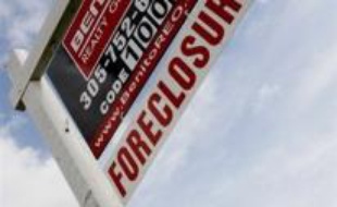 Dans son bureau de Hollywood, en Floride (sud-est), l'experte en saisies immobilières Rhona Light n'a jamais été aussi débordée depuis des années.