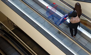 Femme faisant ses courses dans un superrmarché.