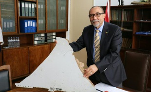 Le président de l'aviation civile du Mozambique Joao de Abreu, présente un débri d'avion, lors d'une conférence de presse le 3 mars 2016 à Maputo