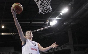 Elodie Godin sous le panier lors du championnat d'Europe 2009.