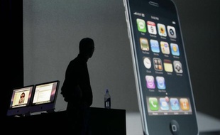 Le 9 juin 2008, Steve Jobs présente l'iPhone 3G et l'App Store, à San Francisco.