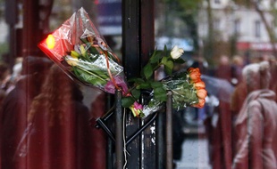 Des fleurs sur les portes du Bataclan en hommage aux victimes du 13 novembre 2015. (Illustration)