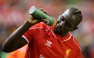 Mamadou Sakho se désaltère pendant un match avec son club de Liverpool