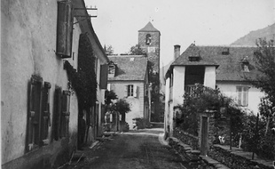 Une rue sans nom d'un village sans nom issue du fonds Chevillot.
