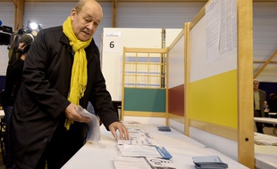 Jean-Yves Le Drian ici lors de son vote au premier tour des régionales à Guidel, dans le Morbihan.