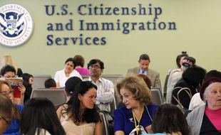 Illustration d'immigrants attendant la «green card» auprès des services américains à New York, le 30 mai 2013.