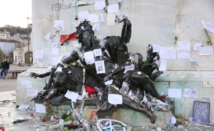 Deux semaines après les attentats de Paris du 13 novembre, revendiques par Daesh, qui ont fait 130 morts et 351 blesses, les lyonnais continuent a rendre un hommage en déposant des mots, des bougies, des dessins, et toutes sortes d objets au centre de la place Bellecour.
Credit:XAVIER VILA/SIPA