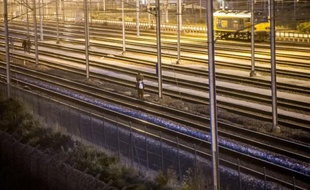 Des migrants le long des voies du terminal Eurotunnel, le 28 juillet 2015 à Calais-Frethun