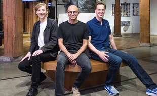 Le cofondateur de GitHub, Chris Wanstrath (gauche) et le directeur général de Microsoft, Satya Nadella (centre).