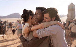 Dans 29 jours on pourra voir Rey, Finn et Poe se faire des câlins.